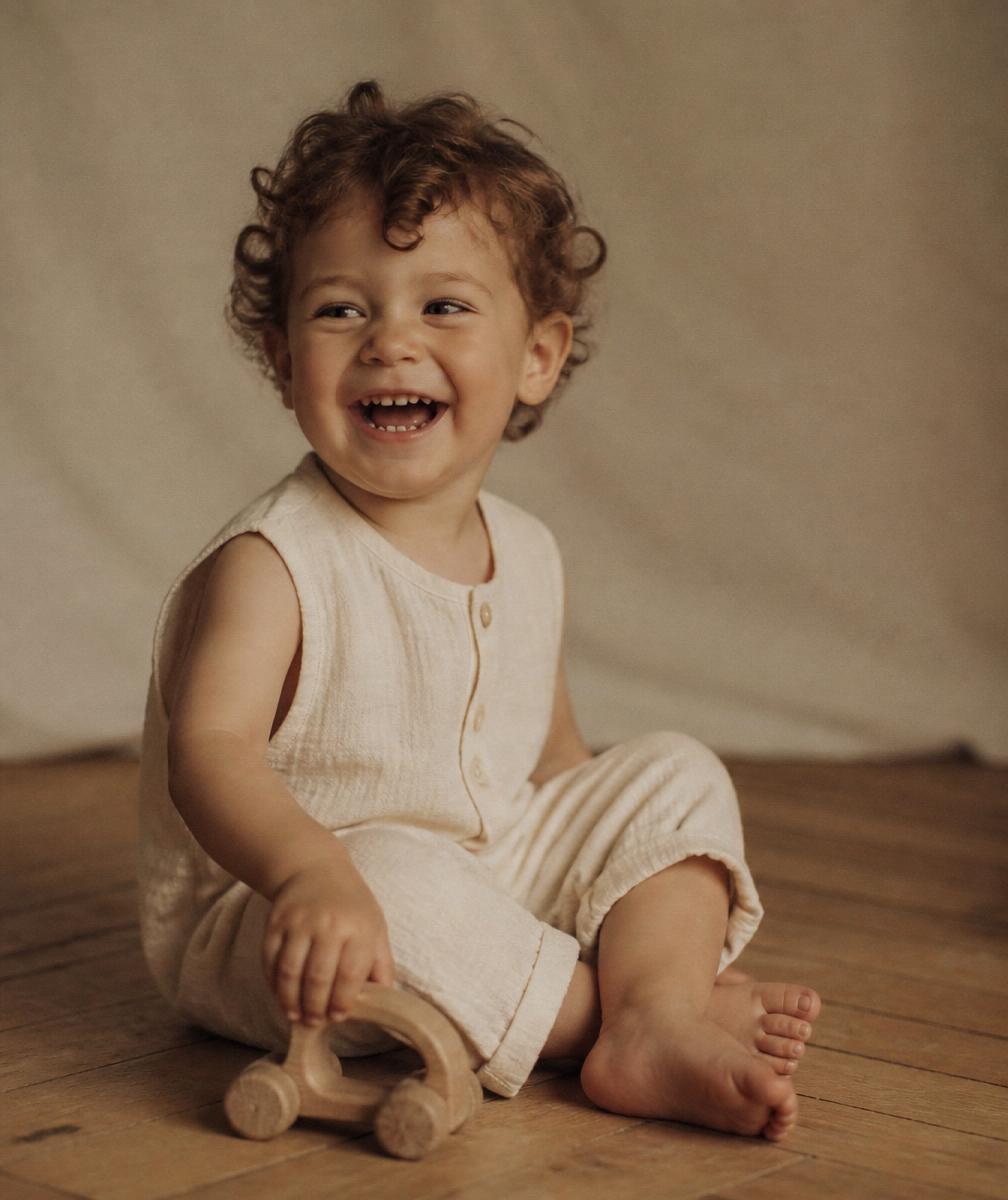Bambino piccolo che ride in studio